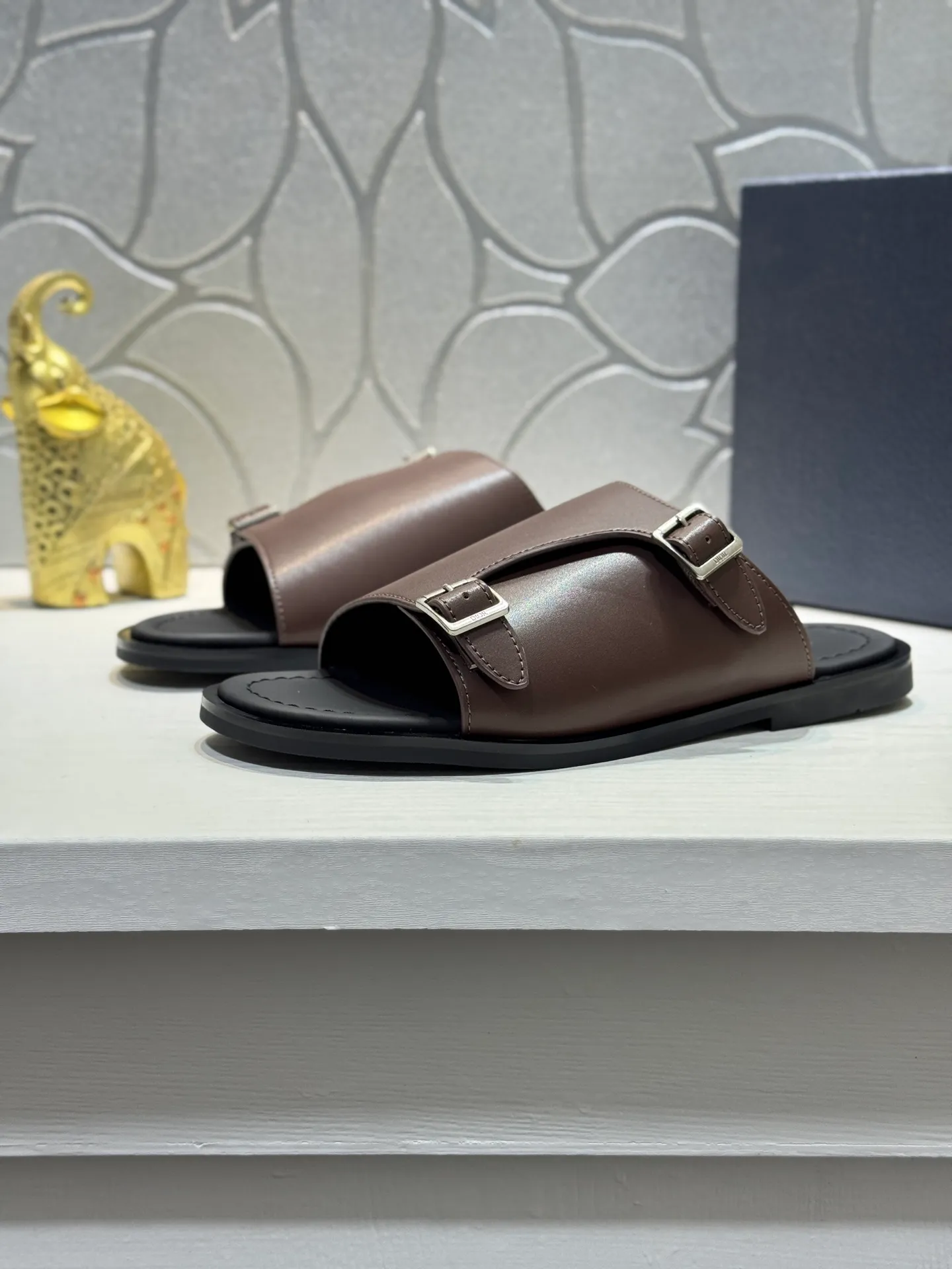 Men's men's shoes 💰320 [New style] 🦇🦇𝐂𝐡𝐫𝐢𝐬𝐭𝐢𝐚𝐧 𝐃𝐢𝐨𝐫 Dior slippers - the latest hot sandals, classic sandals, original replicas, super durable and versatile, cowhide leather with hardware accessories, very comfortable on the feet Look slim and white. Original molded outsole size: 38-44 (.45. Customized